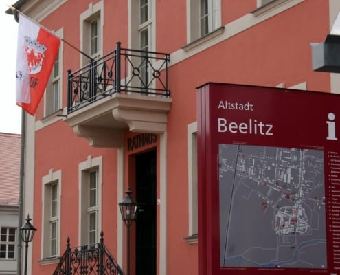 Rathaus Gebäude Beelitz mit Altstadtkarte