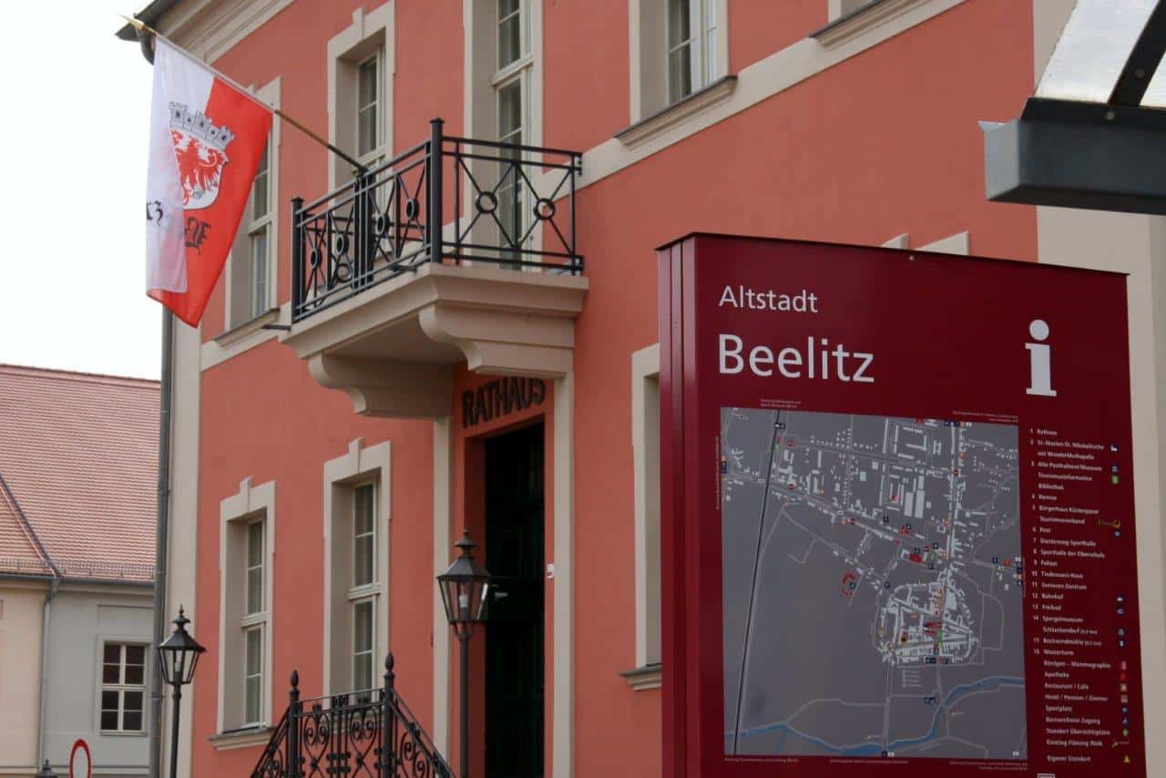 Rathaus Gebäude Beelitz mit Altstadtkarte