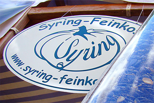 Schild mit Logo Syring Feinkost