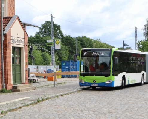 Bus am Bahnhof Heilstätten