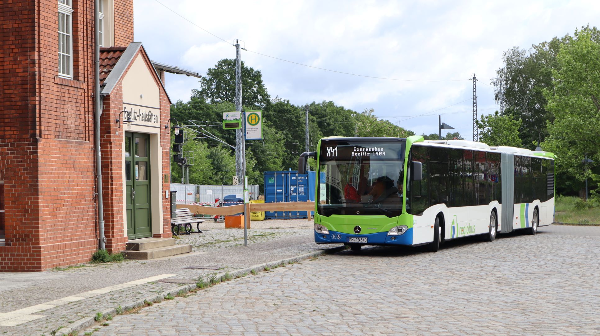 Bus am Bahnhof Heilstätten