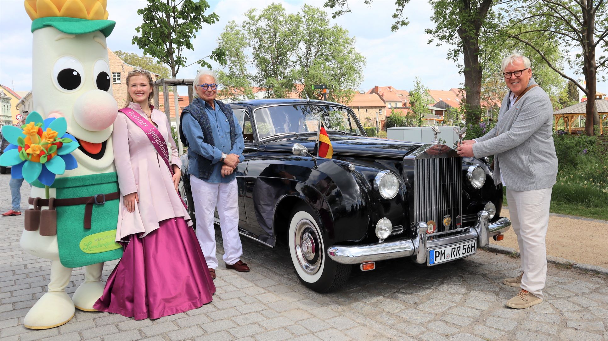 Spargelino Jolina Jakobs Wilfried Pötschke und Bernhard Knuth am Rolls Royce 2 (002)