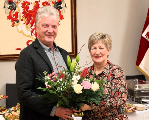 Torsten Zado gratuliert Margitta Kasten