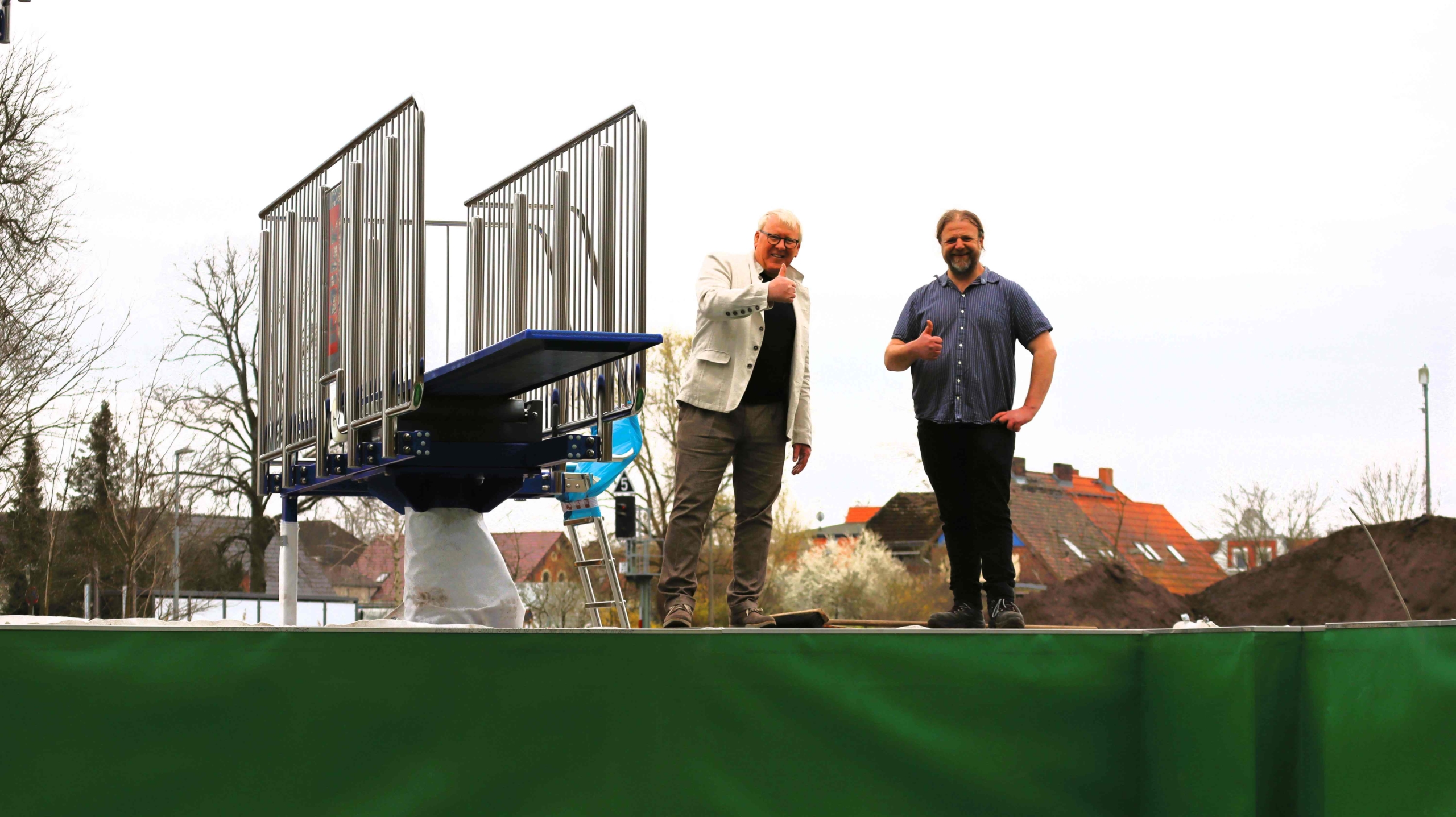 Bürgermeister Bernhard Knuth und Bauamtsleiter Matthias Weigt am Sprungturm