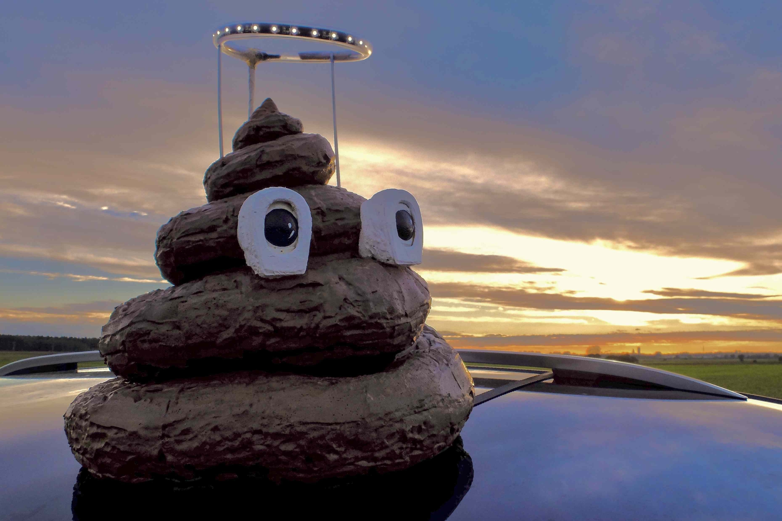 Heiliger Scheiß Emoji auf dem Dach bei Sonnenuntergang i