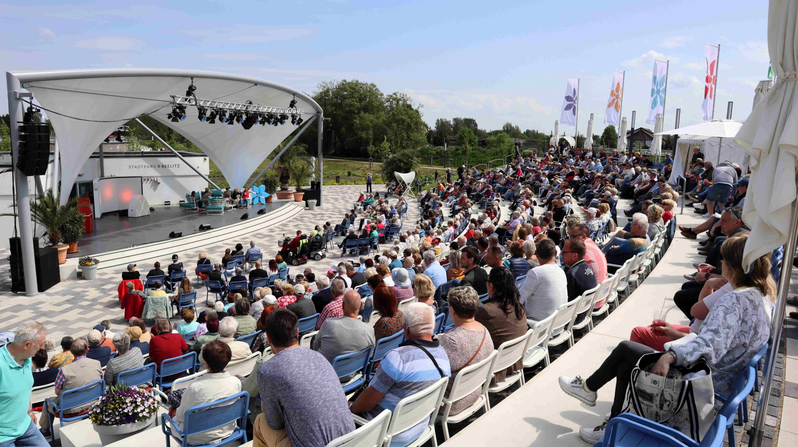 Sommergarten 2023 Blick auf Publikum und Bühne