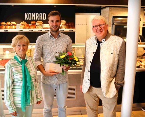 Karin Höpfner, Paul Konrad und Bernhard Knuth bei der Bäckereieröffnung